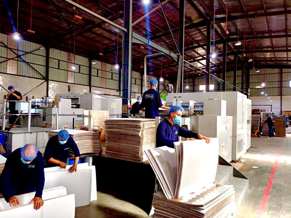 WhatsApp-Image-2026-04-01-at-1.55.16-PM-2-1024x768 ( صناعة التميز في كل طية - ألوان تتحدث، وجودة تدوم - مستقبل التغليف الذكي - حيث تلتقي التكنولوجيا بالإبداع )